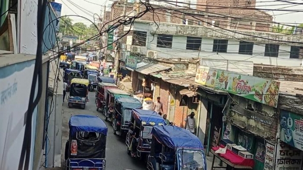 শিবগঞ্জ পৌরসভার মোড়ে মোড়ে তীব্র যানজট