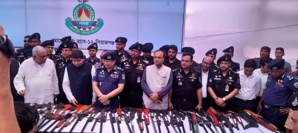 স্বরাষ্ট্রমন্ত্রীর কাছে আত্মসমর্পণ করলেন ৩১৫ চরমপন্থী
