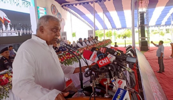 আত্মসমর্পণ করে আলোর পথে আসুন 
