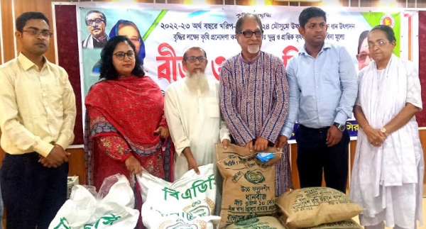 কৃষকদের দেওয়া হলো সার-বীজ