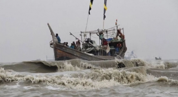 প্রবল ঢেউয়ের তোড়ে মেঘনায় ডুবেছে তিন ট্রলার, ২০ জেলে নিখোঁজ