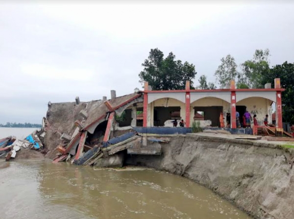 আগ্রাসী ব্রহ্মপুত্রের পেটে বিলীন বিদ্যালয় ভবন