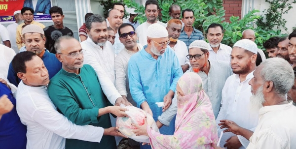 রূপগঞ্জে ১২শ' প‌রিবা‌রের মা‌ঝে ঈদ সামগ্রী বিতরণ