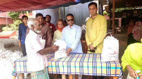 নওগাঁয়ে অসহায়-দুঃস্থরা পেলেন ঈদ সামগ্রী