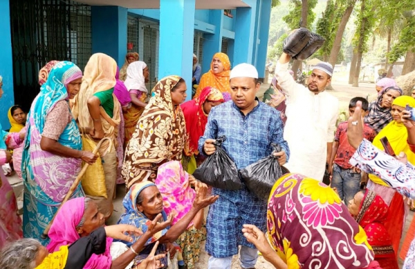 সিংড়ায় এক হাজার পরিবারের মাঝে বিএনপির ঈদসামগ্রী বিতরণ