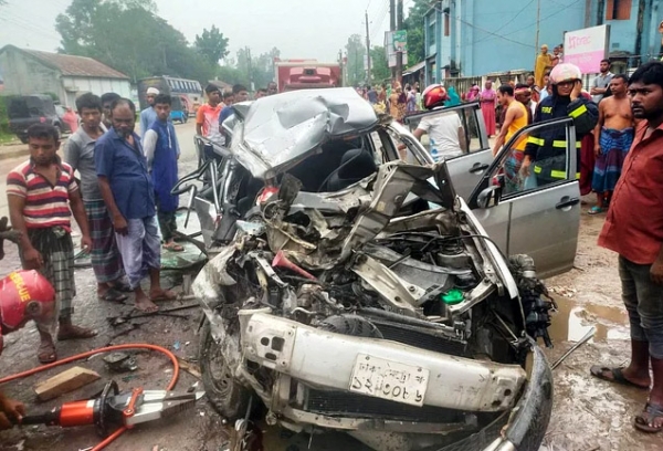 বাস ও প্রাইভেটকারের সংঘর্ষে গাইবান্ধায় ২ মৃত্যু