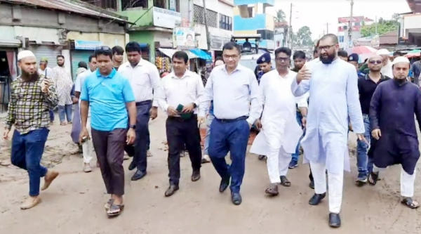 হিলি স্থলবন্দর সড়কের সংস্কার কাজ দ্রুত শেষ করার আশ্বাস