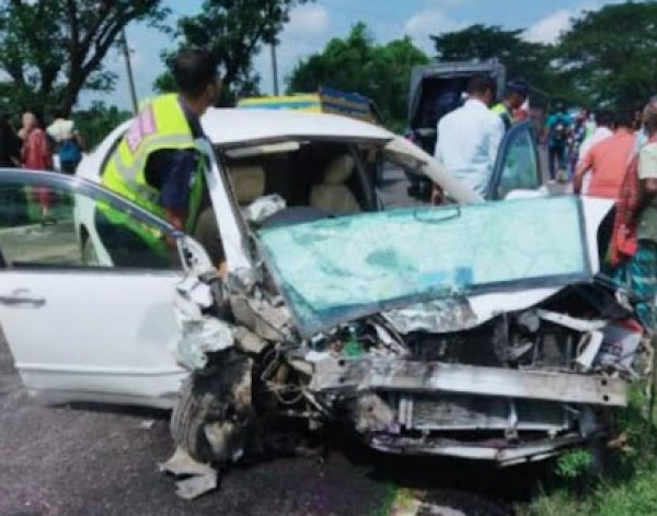 বড়াইগ্রামে মাইক্রোবাস ও প্রাইভেটকার মুখোমুখি সংঘর্ষে নিহত-১ আহত-৪
